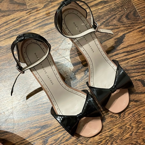 Marc by Marc Jacobs Black and Nude Patent Bow Heels (In original box!) - Picture 8 of 11